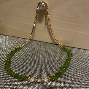 Peridot chip and pearl choker